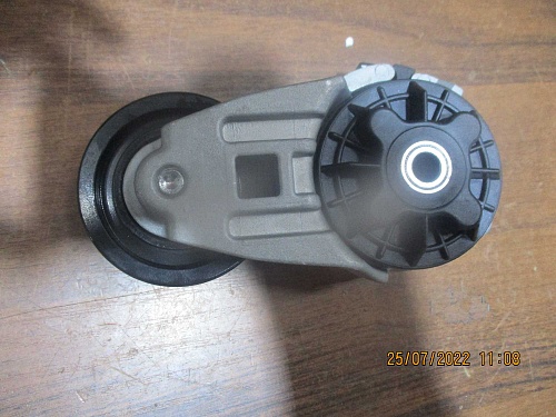 Ролик натяжной с кронштейном под ремень 8РК С3976831/3936213/3937555/6CTA8.3 d-74 мм Ролик натяжной с кронштейном под ремень 8РК С3976831/3936213/3937555/6CTA8.3 d-74 мм